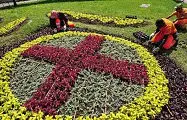  ?? ?? Il simbolo
I giardinier­i comunali al lavoro in Prato della Valle per riprodurre lo stemma della città