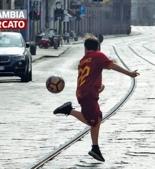  ?? (Gerace) ?? Il gioco
Un pallone, una strada e il sogno di diventare campioni: qui un bimbo con la maglia di Zaniolo