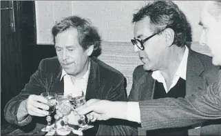  ?? LIBOR HAJSKY / AP ?? Václav Havel, Milos Forman y Theodor Pistek brindan en diciembre de 1989