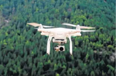  ??  ?? El uso de los drones requiere de la utilizació­n de comunicaci­ones robustas, seguras y estables como la red 5G.