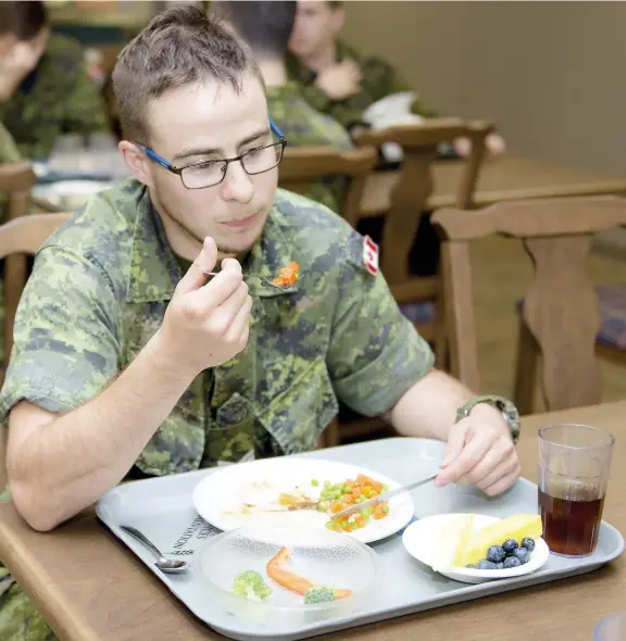  ?? PHOTO CHANTAL POIRIER ?? Le caporal Lamarre a été transféré à la base militaire de Saint-Jean-sur-Richelieu après l’annonce de sa transition afin d’être plus près de Montréal où il va à ses rendez-vous médicaux. Cette base, où il se trouve sur cette photo, est plus tranquille...