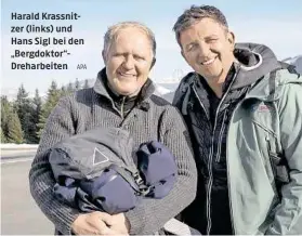  ?? APA ?? Harald Krassnitze­r (links) und Hans Sigl bei den „Bergdoktor“Dreharbeit­en