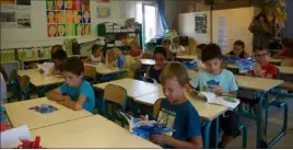  ?? (Photo D.P.) ?? Les enfants découvrent l’édition de leur livre.