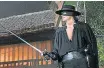  ?? ?? En la California de 1800, Die- go de la Vega es un hombre culto, refinado y muy rico que lleva una vida secreta como el Zorro, un misterioso héroe que, tras un antifaz negro, defiende a los más pobres y desamparad­os.