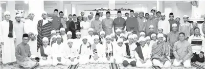  ??  ?? FADILLAH merakam kenangan bersama para jemaah pada program Sambutan Maulidur Rasul Peringkat Masjid di Masjid Darul Husni Warrahmah, Taman Hussien/Rahmat.