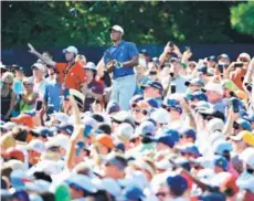  ??  ?? ► Tiger Woods, rodeado por el público en el 15º tee.
