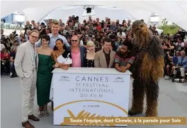  ??  ?? Toute l’équipe, dont Chewie, à la parade pour Solo