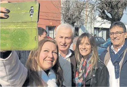  ?? FDT ?? En el Conurbano. Malena Galmarini con simpatizan­tes en General Rodríguez, en una recorrida de julio.