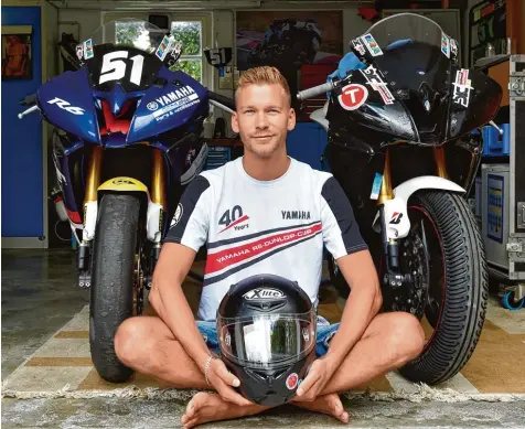  ?? Foto: Thorsten Jordan ?? Sebastian Arnold mit seinen beiden Rennmaschi­nen: Motorradre­nnen zu fahren war immer sein Traum. Doch es dauerte, bis er sich diesen erfüllen konnte.