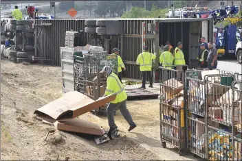  ?? Dan Watson/The Signal ?? Workers offload mail from a United States mail truck that overturned on the truck transition from the southbound Highway 14 to the southbound Interstate 5 on Wednesday.