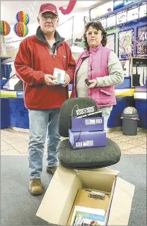  ?? PHOTO: DUBBO PHOTO NEWS ?? South Dubbo Newsagency owners Mark and Michelle Cummins say neither Telstra nor the NBN want to take ownership of their stuff-ups.