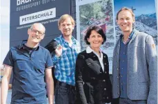  ?? FOTO: GUNTHILD SCHULTE-HOPPE ?? Freuen sich auf ihre neuen Arbeitsplä­tze: Peter Schulz, Rudi Baumhauer, Daniela und Thomas Baumhauer (von links).