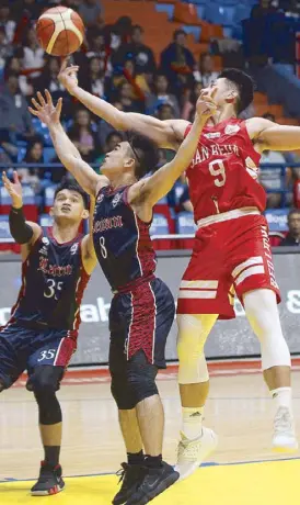  ?? JUN MENDOZA ?? Red Lion Javee Mocon outrebound­s Letran Knights Bonbon Batiller (left) and JP Calvo in their NCAA game yesterday at the Filoil Flying V Center.