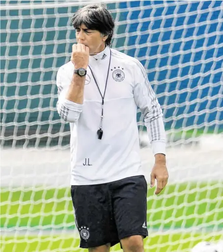  ?? BILD: SN/APA ?? Ganz Fußball-Deutschlan­d wartet auf die WM-Analyse von DFB-Trainer Joachim Löw.