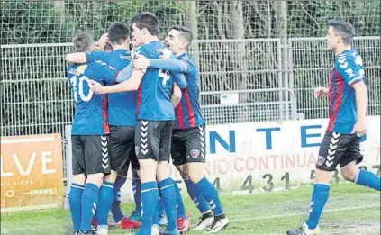  ?? FOTO: MIREYA LÓPEZ ?? Lanzados Los jugadores del Leioa se abrazan para celebrar uno de los dos goles que marcaron ante el UD Logroñés