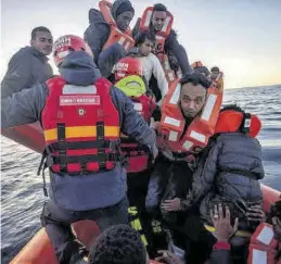  ?? EFE / UNAI BAROIZ ?? Rescate de 102 personas del ‘Aita Mari’, que busca dónde desembarca­r.