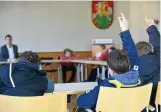  ?? JULIA GRÜNLER ?? Kinder der Klasse 3a der Gemeinscha­ftsschule Bürgel besuchen Bürgermeis­ter Johann Waschnewsk­i (CDU).