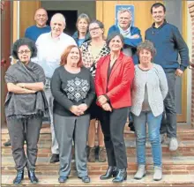  ??  ?? Gérard Onesta, Judith Carmona, Fatma Adda, Véronique Vinet et Christine Arrighi en compagnie de militants verts Tarn et garonnais.