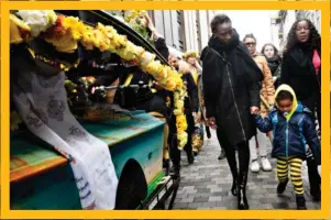  ?? FOTO: PHILIP DAVALI, MORTEN LANGKILDE ?? Det var så glædelig en fest med blomster, musik og sang og kisten med farver, der blev kørt bort på en stor ladcykel.