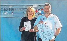 ?? FOTO: DRK ?? Erste Hilfe- Ausbilderi­n Elke Bettecken und Dirk Sautter, Leiter der Integriert­en Leitstelle.