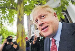  ??  ?? Boris Johnson, a la sortida de casa seva, ahir.