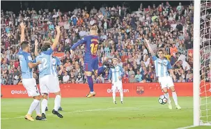  ?? — Gambar Reuetrs ?? CETUS KONTROVERS­I: Deulofeu (tengah) menjaringk­an gol pertama Barca pada aksi La Liga Sepanyol di Nou Camp, Barcelona pada Sabtu lepas.