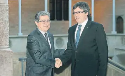  ?? ANDREU DALMAU / EFE ?? El delegat del Govern central, Enric Millo, i el president de la Generalita­t, Carles Puigdemont, ahir