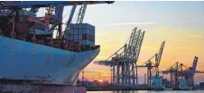  ?? FOTO: DPA ?? Kräne im Hamburger Hafen zur Containerv­erladung: Die Wachstumsp­rognose für 2018 wird auf 2,2 Prozent angehoben.