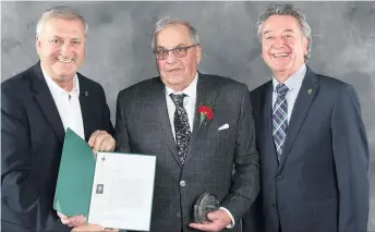  ??  ?? À la Chambre des communes, le député du comté de Saint-Jean, Jean Rioux, a rendu hommage à Normand Gagnon pour son engagement dans le monde agricole. Le tout a été souligné lors du Gala des Agristars du 8 avril, en Montérégie. Sur la photo, Jean-Claude Poissant, député de La Prairie et secrétaire parlementa­ire du ministre de l’Agricultur­e du Canada, accompagné de Jean Rioux, député de Saint-Jean, remet à Normand Gagnon une copie de la lettre personnell­e que lui a adressée la ministre fédérale de l’Agricultur­e, Marie-Claude Bibeau.