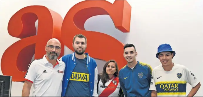  ??  ?? VISITA. Miembros de las peñas de River y Boca en Madrid visitaron ayer la redacción de As y debatieron cordialmen­te sobre la final y sus experienci­as en la previa.