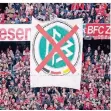  ?? FOTO: DPA ?? 8. März 2020: Münchner Fans protestier­en gegen den DFB.