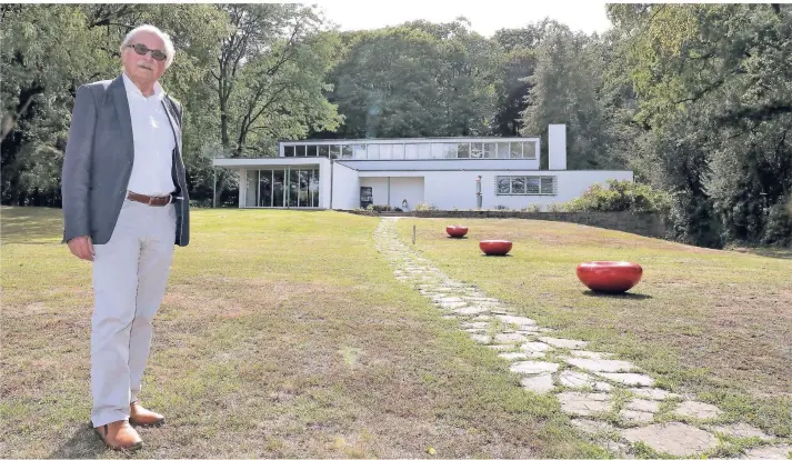  ?? FOTO: FABIAN KAMP ?? Architekt Karl Amendt hat die Villa Heusgen am Talring 1999 gekauft und vorbildlic­h restaurier­t. Er wurde dafür mit dem Denkmalpre­is geehrt.
