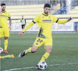  ??  ?? JUAN F. ROCA
Juanan Ros, durante el calentamie­nto en un partido de esta temporada. ((
cierto que en casa [Mini Estadi] es nuestro fuerte, pero a Alcoi iremos a por todas. A ganar».