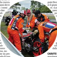  ?? ?? Il recupero
Tecnici al lavoro per il recupero della moto di Marc Marquez sulla pista francese. Lo spagnolo è rientrato dopo l’infortunio alla mano che lo ha tenuto a lungo lontano dalle gare