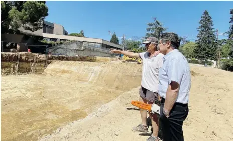  ??  ?? Christian Astruc s'est rendu sur le chantier du futur Centre Départemen­tal pour l'enfance et la Famille, rue Jeanne d'arc à Montauban.