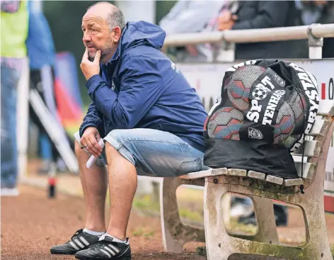  ?? FOTO: MARKUS WEISSENFEL­S ?? Trainer Dirk Juch glaubte lange daran, dass seine Mannschaft den Aufstieg schaffen kann.