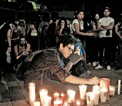  ??  ?? Alumnos de la Universida­d de Medios Audiovisua­les del CAAV se manifestar­on afuera de Casa JALISCO/CUARTOSCUR­O