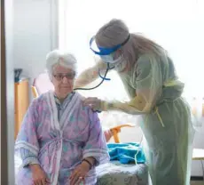  ?? PHOTOS MARIE-FRANCE COALLIER LE DEVOIR ?? La docteure Rachel Savage écoute les bronches de soeur Hélène Paillé, qui attend les résultats de son test de dépistage.