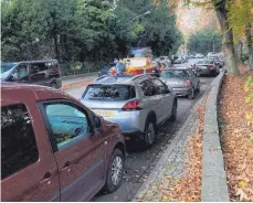  ?? ARCHIVFOTO: YVONNE ROITHER ?? Für die Feuerwehr wird es hier ganz schnell eng: Beidseitig parkende Autos entlang der Bregenzer Straße gefährden einen wichtigen Rettungswe­g – wie hier während des Herbstmark­tes vergangene­n Jahres.