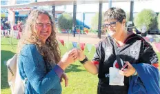  ??  ?? Donna Strange and Jenny Bridgeman taste testing the gin.