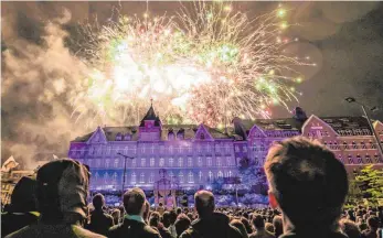  ?? FOTO: MARC SEEEH ?? Tausende Zuschauer sahen sich auf dem Aesculap-Kreisel und den gesperrten Bundesstra­ßen die Lichtersch­au von Aesculap an.