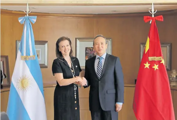  ?? ?? Vínculos. La canciller Diana Mondino en una reunión con el embajador de China en la Argentina, Wang Wei.