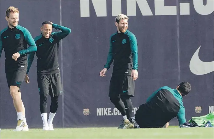  ?? KIM MANRESA ?? Ivan Rakitic, Neymar y Messi observan a Luis Suárez, sentado en el césped, en la Ciutat Esportiva Joan Gamper