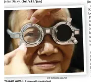  ??  ?? TAHAP AWAL: Linawati menjalani pemeriksaa­n kondisi mata di Java Cataract and Refractive Center kemarin (12/9).