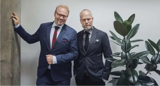  ?? Bild: Stina Stjernkvis­t ?? Fredrik Lindström och Kristian Luuk leder ”På spåret”, nu utan tävlingsmo­mentet Listan. 6 december har årets säsong premiär.