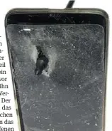  ??  ?? Das durchbohrt­e Handy.