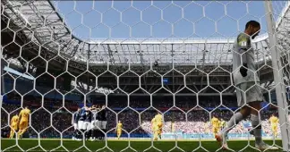  ?? (Photo AFP) ?? Les Bleus félicitent Antoine Griezmann au milieu d’Australien­s dépités.