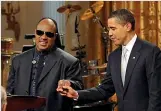  ??  ?? Casa Bianca Barack Obama con Stevie Wonder durante un evento del 2009 (Epa/Ron Sachs)