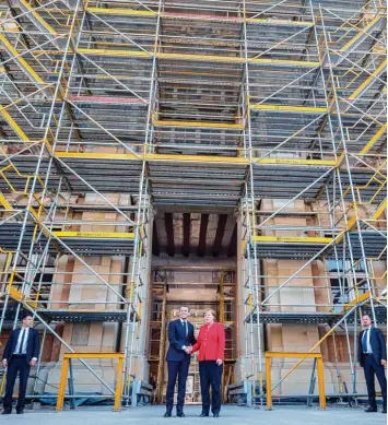  ?? Foto: Michael Kappeler, dpa ?? Handschlag unter Gerüsten: Bundeskanz­lerin Angela Merkel begrüßte ihren französisc­hen Kollegen Emmanuel Macron zu europapoli­tischen Konsultati­onen im halb fertigen Berliner Stadtschlo­ss.