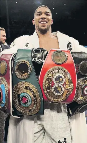  ?? FOTO: GETTY ?? Joshua muestra sus cuatro cinturones tras ganar el de la OMB a Parker en Cardiff